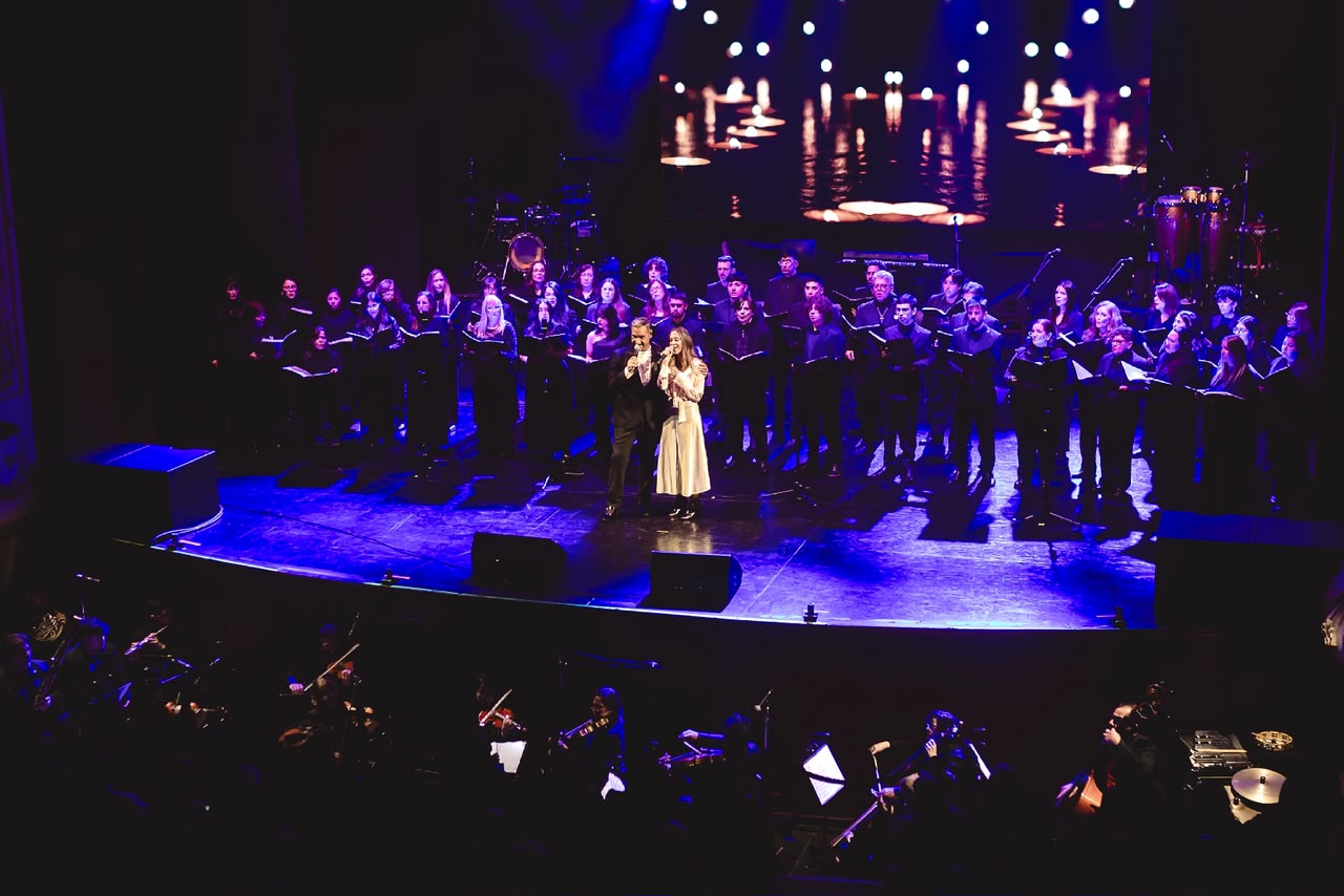 Coro cantando en catedral